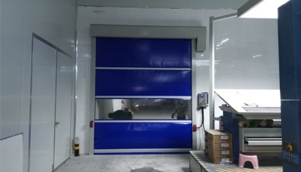 望都某包裝有限公司車間快速門安裝展示